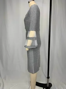Seitenprofil eines silbernen Glitzerkleids mit eleganten Mesh-Glockenärmeln an einer Puppe.