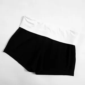Vue détaillée du short de yoga moulant noir et blanc avec une large ceinture