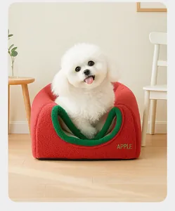 Cama de felpa para mascotas en forma de manzana roja con un adorable perro blanco