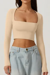 Vue détaillée de face d'un haut court beige à manches longues et col carré pour femme
