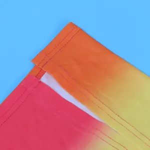 Detail van roze en oranje gradiëntstof met hoogwaardige stiksels en zijsplit