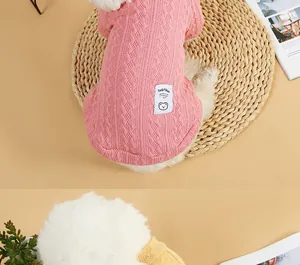 Detailansicht eines rosa Zopfstrick-Haustierpullovers mit Lucky Bear-Label auf Hund