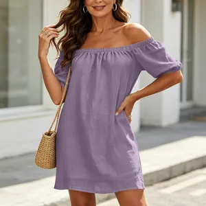 Elegantes lavendelfarbenes Mini-Sommerkleid aus Baumwolle und Leinen, schulterfrei.