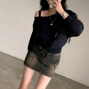 Elegante maglione nero in maglia con spalle scoperte e design chic retrò per le donne