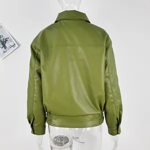 Vista posteriore dettagliata di una giacca vintage in ecopelle verde con colletto a punta