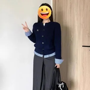 Gilet en maille bleu marine style preppy avec détails d'ourlet à carreaux chic