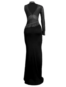 Detalle de vestido ajustado negro con malla de pedrería y espalda en V