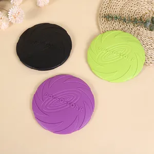 Drei farbenfrohe Silikon-Hunde-Frisbees für das Training im Freien in der Draufsicht