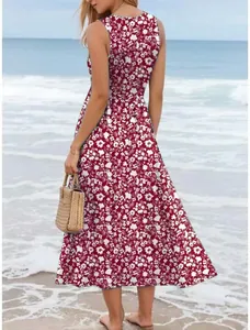 Rückansicht eines burgunderroten Maxikleides mit Blumenmuster für den Strandurlaub.
