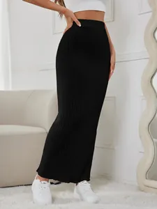 Elegant black ribbed knit maxi skirt with high elastic waist in a French bodycon style