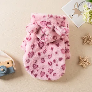 Dettaglio felpa con cappuccio in pelliccia rosa leopardata per piccoli animali domestici