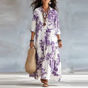 Élégante robe maxi bohème à fleurs violettes avec col à revers et jupe à volants.
