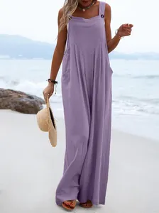 Vista completa de un mono morado de pierna ancha ideal para un estilo playero de verano.
