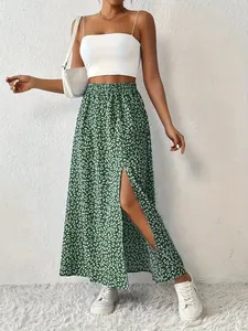 Gonna lunga a fiori verde con spacco alto e silhouette ad A elegante per l'estate
