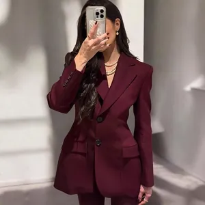 Vista dettagliata di un elegante blazer bordeaux sciancrato per abbigliamento da ufficio