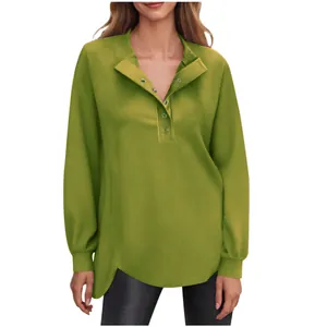 Gedetailleerd overzicht van een olijfgroen damessweatshirt met modieuze knoopsluiting