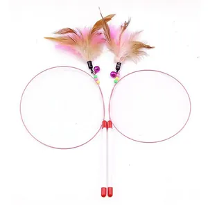 Set di due bacchette per gatti con piume naturali e piccoli campanelli viola colorati