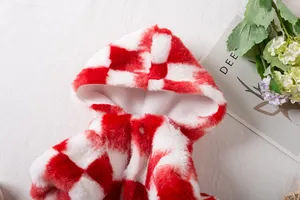 Primer plano del vestido con capucha de felpa a cuadros rojos y blancos para mascotas