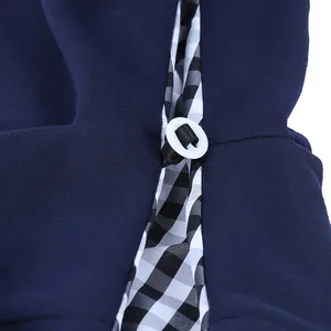 Detaillierte Nahaufnahme einer blauen Haustiertasche mit kariertem Futter und Verschluss