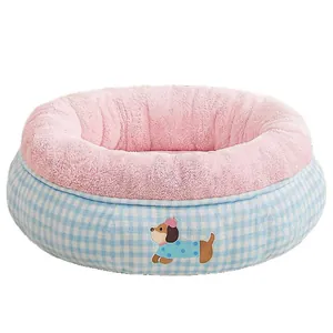 Cama redonda para mascotas con forro de felpa rosa y exterior de cuadros azules suaves