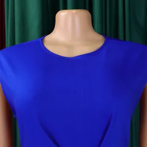 Nahaufnahme des royalblauen gerafften Mieders an einem eleganten ärmellosen Kleid