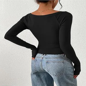Vista posteriore del crop top nero a maniche lunghe in maglia a coste con scollo a barca