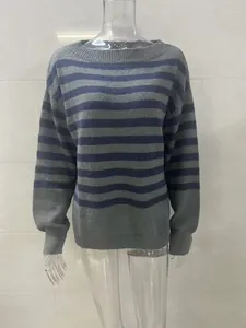 Vista frontal detallada del suéter de punto a rayas grises y azul marino en maniquí
