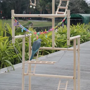 Vue détaillée d'un support de jeu en bois pour perroquet avec échelles et balançoires
