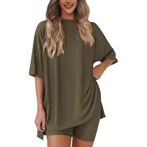 Ensemble de détente femme vert olive avec t-shirt oversize fendu et short cycliste