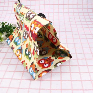 Detailansicht eines warmen, dreieckigen Vogelnest-Hängematte mit buntem Eulen-Printmuster