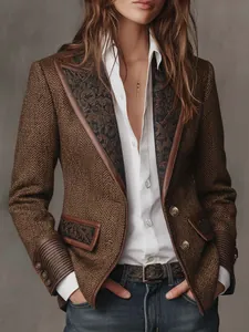 Detailansicht eines französischen Tweed-Blazers mit kontrastierenden Paisley-Revers und Knöpfen.