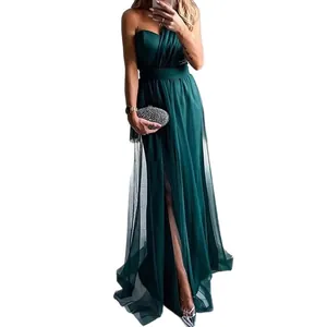 Robe de soirée élégante vert émeraude avec fente haute et superposition de tulle chic