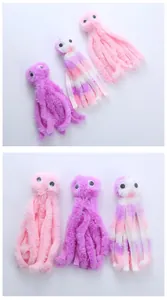 Vista dettagliata di peluche a forma di polpo per gatti in rosa, viola e sfumato con lunghi tentacoli