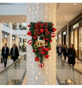 Omgekeerde kerst teardrop swag met rendier en ornamenten op een winkelcentrum pilaar