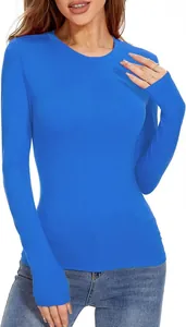 Detalle de camiseta azul vibrante de manga larga y cuello redondo para mujer