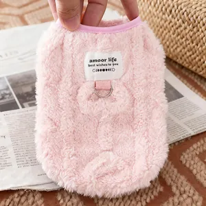 Primer plano de chaleco de felpa rosa para mascotas con patrones de corazón y anillo D