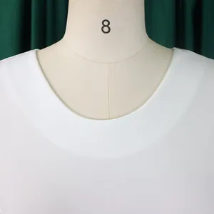 Nahaufnahme des eleganten weißen Rundhalsausschnitts eines Plus-Size-Sommerkleides.