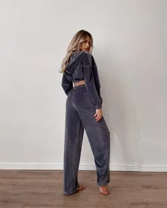 Κομψό γκρι βελούδινο σετ φόρμας με κοντή ζακέτα με κουκούλα και φαρδύ παντελόνι