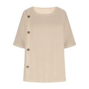 Dettaglio della maglia beige in cotone e lino da donna con bottoni laterali.