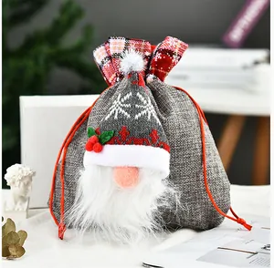 Nahaufnahme eines festlichen Weihnachts-Gnom-Geschenkbeutels aus grauem Leinen.