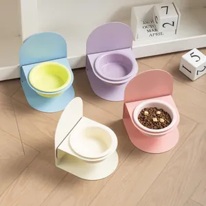 Ensemble de quatre bols en céramique pastel avec supports magnétiques pour animaux