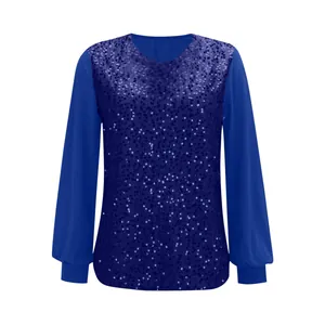 Nahaufnahme des blauen Pailletten-Patchworks an elegantem Damen-Langarm-Pullover