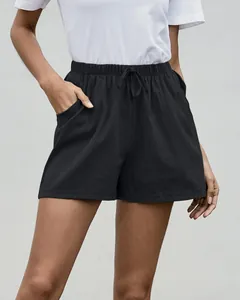 Primer plano de pantalones cortos negros de lino tipo evasé con cintura elástica