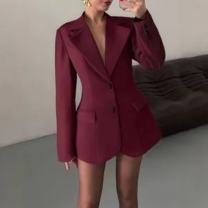 Elegante blazer bordeaux sciancrato da donna con revers classici e vestibilità sartoriale