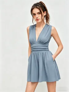 Eleganter ärmelloser blauer Jumpsuit mit tiefem V-Ausschnitt, tailliert und weitem Bein