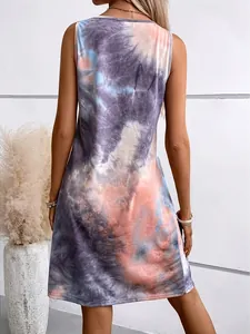 Vue arrière d'une robe sans manches tie-dye vibrante dans un style d'été décontracté.