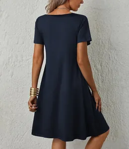 Vista posteriore di un elegante abito a trapezio blu navy a maniche corte su modella