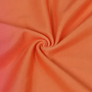 Macro detail van elastische geribbelde stof met levendige roze en oranje kleurverloop