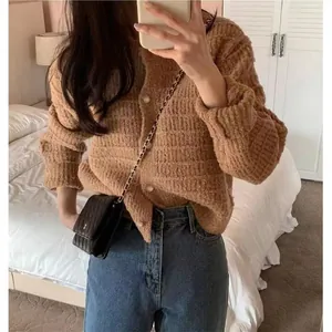 Detailopname van een Frans vintage gebreid vest in karamelbruin met textuur
