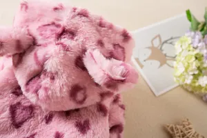 Dettaglio del cappotto invernale in ecopelliccia leopardata rosa per animali domestici